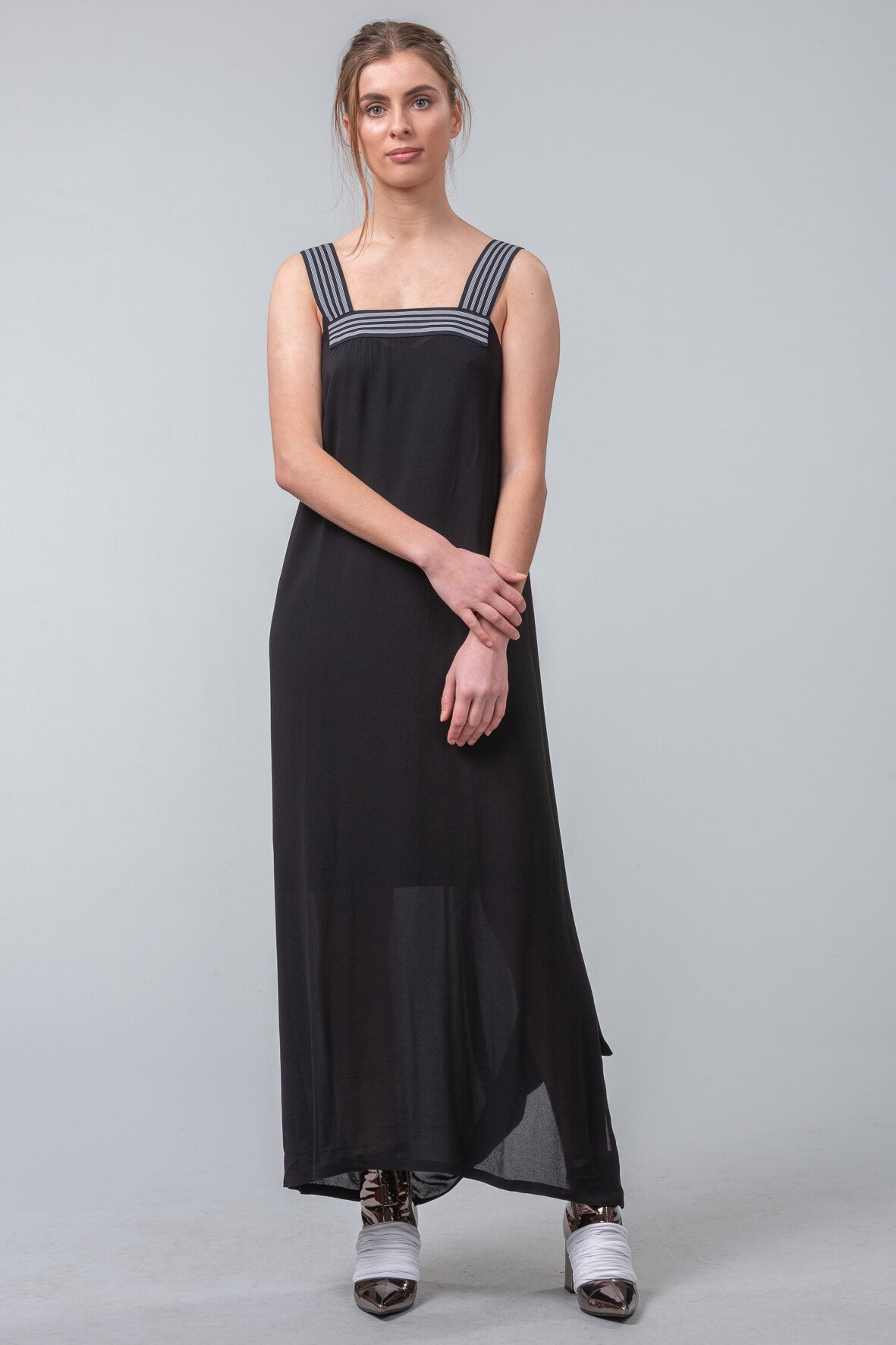 minimalist black outfit