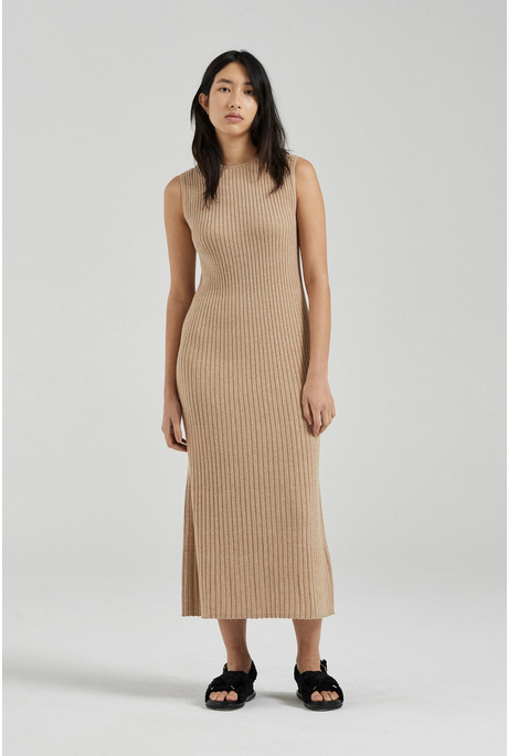 THE SLEEVELESS CLEO DRESS (CARAMEL TWIST)