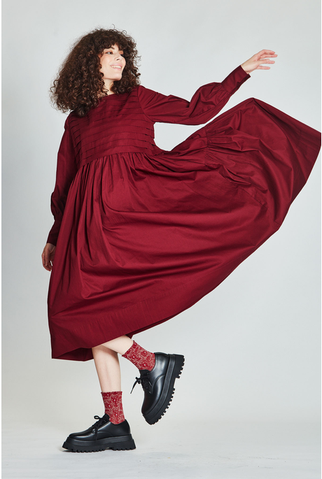 PLEAT & GREET DRESS (WINTER BERRY)