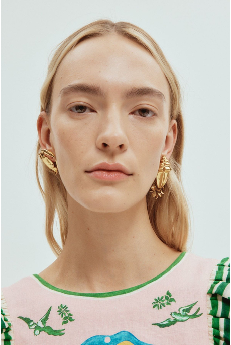 BANANA HOUSE CRAB SHELL EARRINGS (GOLD)