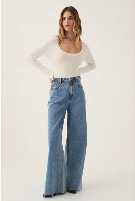OUTLINE DENIM JEANS (COASTAL BLUE)