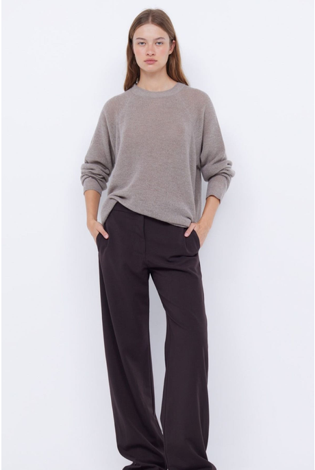 GEORGIA CREW NECK JUMPER (GREIGE)