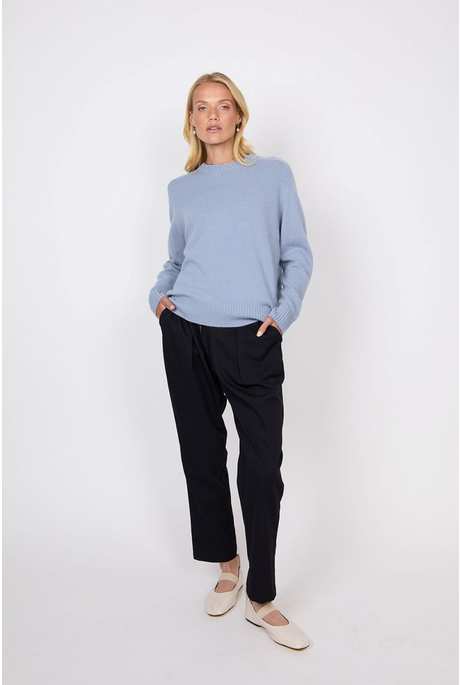 SADDLE CASHMERE CREW (MOONSTONE)