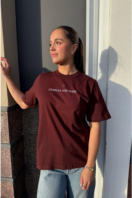 GRAYSON TEE (ALMADINE) 